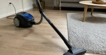 Bodenstaubsauger im Wohnzimmer im Einsatz