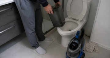 Staubsauger mit Wasserfilterbehälter beim Ausleeren