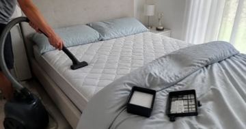 Staubsauger mit Filter beim Saugen im Schlafzimmer