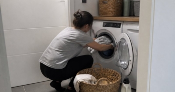 Waschmaschine wird im Hauswirtschaftsraum beladen