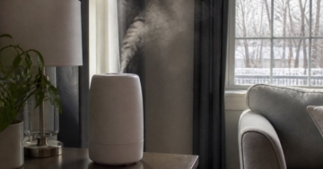 Luftbefeuchter mit Nebelfahne im Wohnzimmer