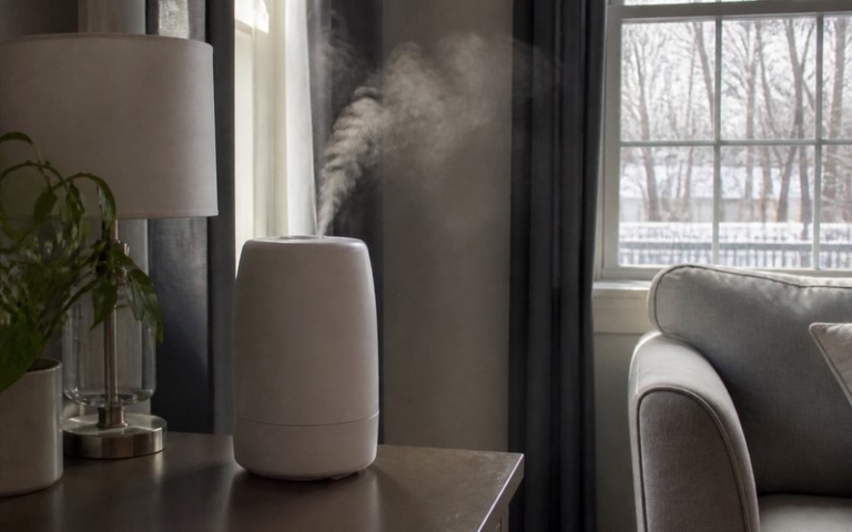 Luftbefeuchter mit Nebelfahne im Wohnzimmer
