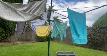 Wäschespinne mit aufgehängter Wäsche im Garten